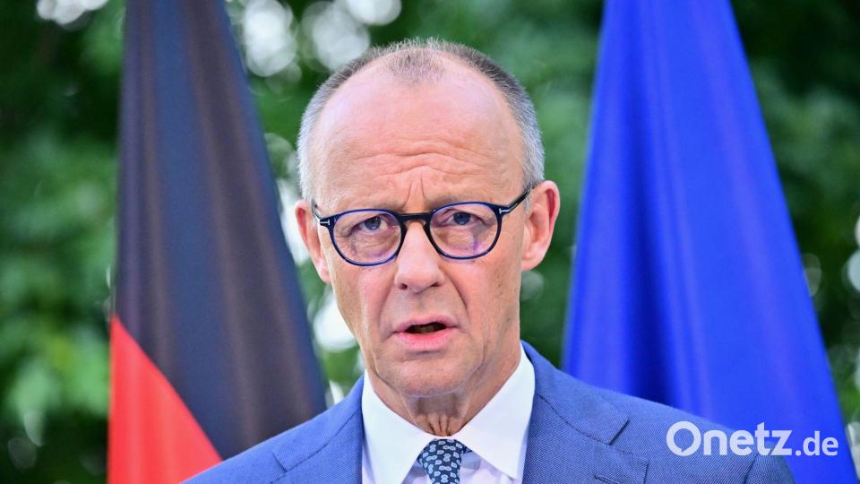 Die Freude über die Personalrochade hält sich bei Merz in Grenzen. Bild: Sebastian Gollnow/dpa