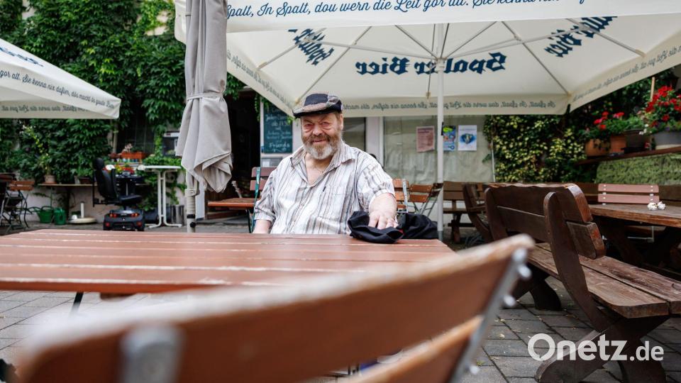 Auch zehn Jahre nach dem Anschlag ist für Norbert Imschloß die Erinnerung wach. Bild: Daniel Karmann/dpa