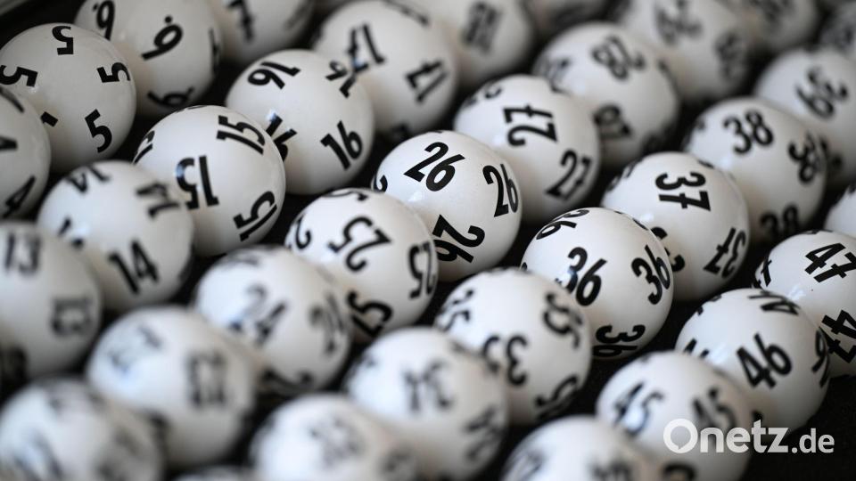 Um einen Jackpot zu knacken, muss ein Tipper die richtigen sechs Zahlen aus 49 plus die richtige Superzahl haben. (Illustration) Bild: Arne Dedert/dpa