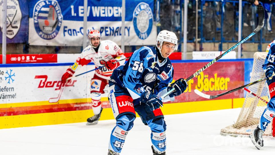 Tomas Schmidt hier noch im Trikot der Blue Devils Weiden: Künftig soll er die Amberger Abwehr stabilisieren. Bild: Elke Englmaier
