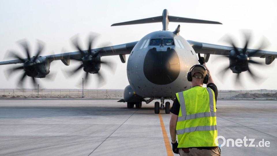 Schon binnen Tagen will Frankreich einen umgerüsteten Militär-Transportflieger als Löschflugzeug einsetzen (Archivbild). Bild: -/EMEA/AP/dpa