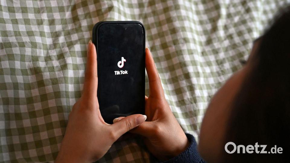 Gegen die Online-Plattform TikTok des chinesischen Anbieters ByteDance laufen mehrere EU-Verfahren. (Symbolbild) Bild: Elisa Schu/dpa