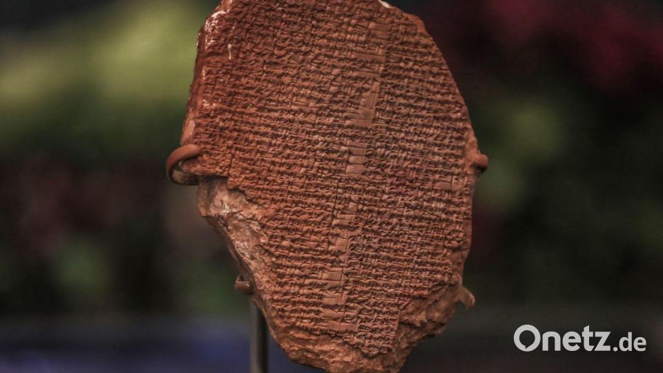 Eine 3.500 Jahre alte Tontafel mit Teilen aus dem Gilgamesch-Epos. Bild: Ameer Al Mohammedaw/dpa
