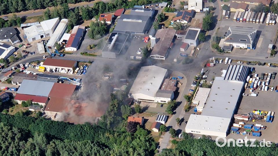 In einem Recycling-Unternehmen im Gewerbegebiet in Weiherhammer brennt es am Freitagabend. Bild: mür