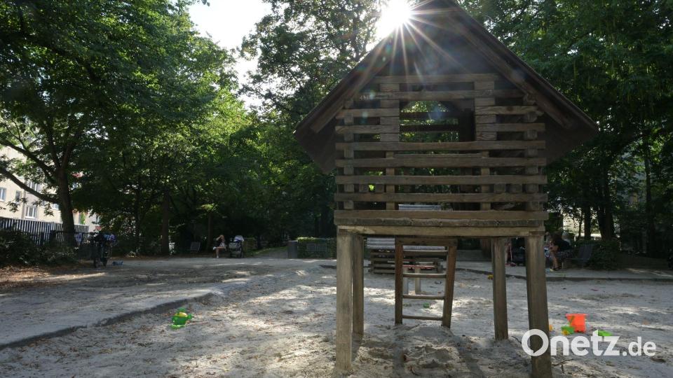 In schattigen Spielhütten lässt es sich auch bei Hitze aushalten. Bild: Malin Wunderlich/dpa