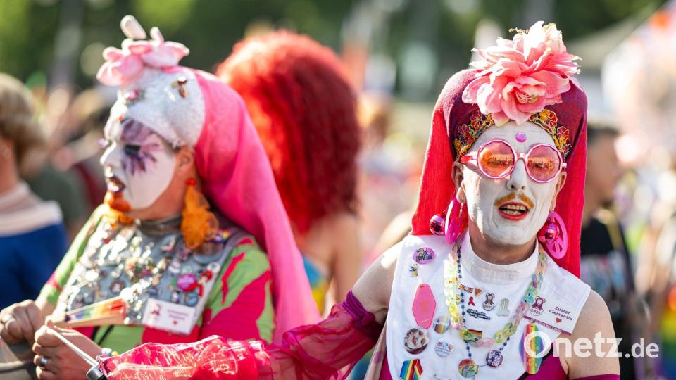 Menschen nehmen am Drag* March auf der Straße des 17. Juni teil. Bild: Fabian Sommer/dpa