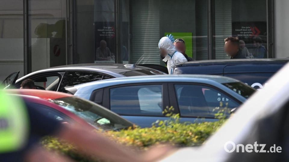 Der mutmaßliche Täter wurde von Spezialkräften abgeführt. Bild: Armin Weigel/dpa