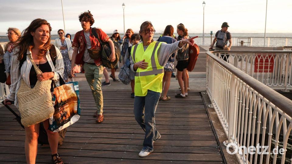 Wegen des Waldbrandes an der Atlantikküste werden Menschen inzwischen auch per Schiff evakuiert. Bild: Romain Perrocheau/AFP/dpa