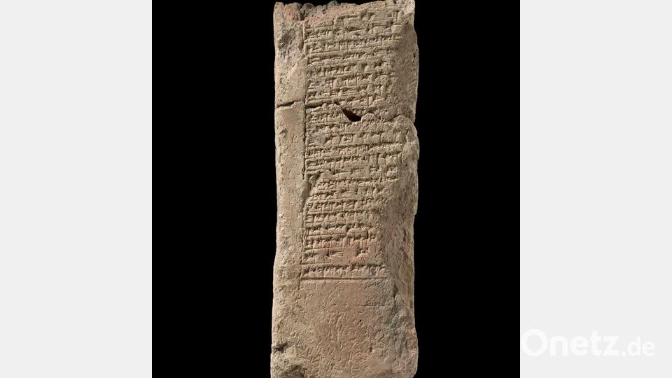 Ein Ziegelfragment von der Zikkurat in Babylon mit der Inschrift des Königs Nebukadnezar II. Bild: Olaf M. Teßmer/Staatliche Museen zu Berlin, Vorderasiatisches Museum/dpa