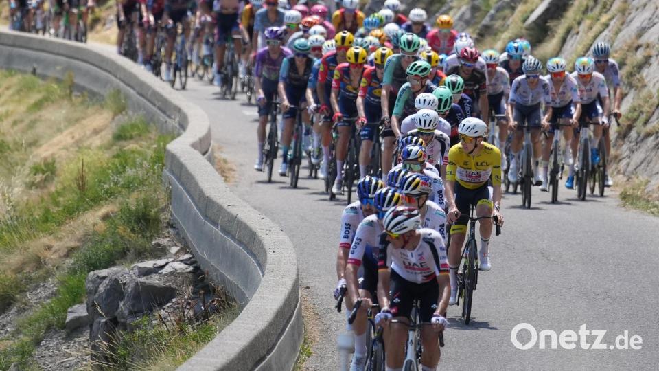 Radsport, Männer, Tour de France, 19.Etappe, Alpe d’Huez: Der Slowene Tadej Pogacar, der das gelbe Trikot des Gesamtführenden trägt, fährt im Hauptfeld. Bild: Mosa'ab Elshamy/AP/dpa