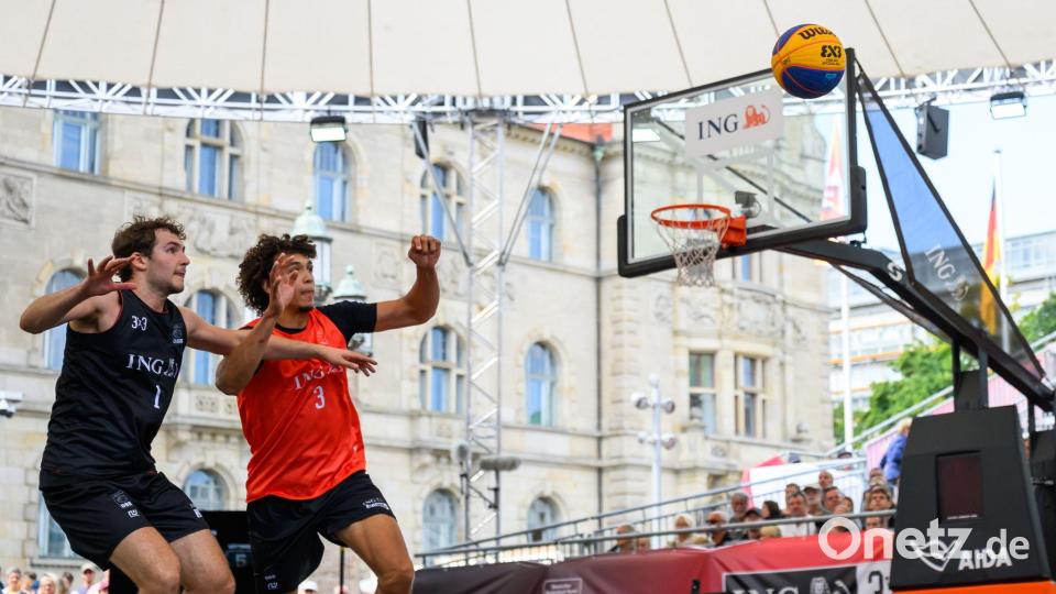 3x3-Basketball in den Finals: Bonn und Göttingen kämpfen vor dem Neuen Rathaus um den Einzug ins Finale Bild: Robert Michael/dpa
