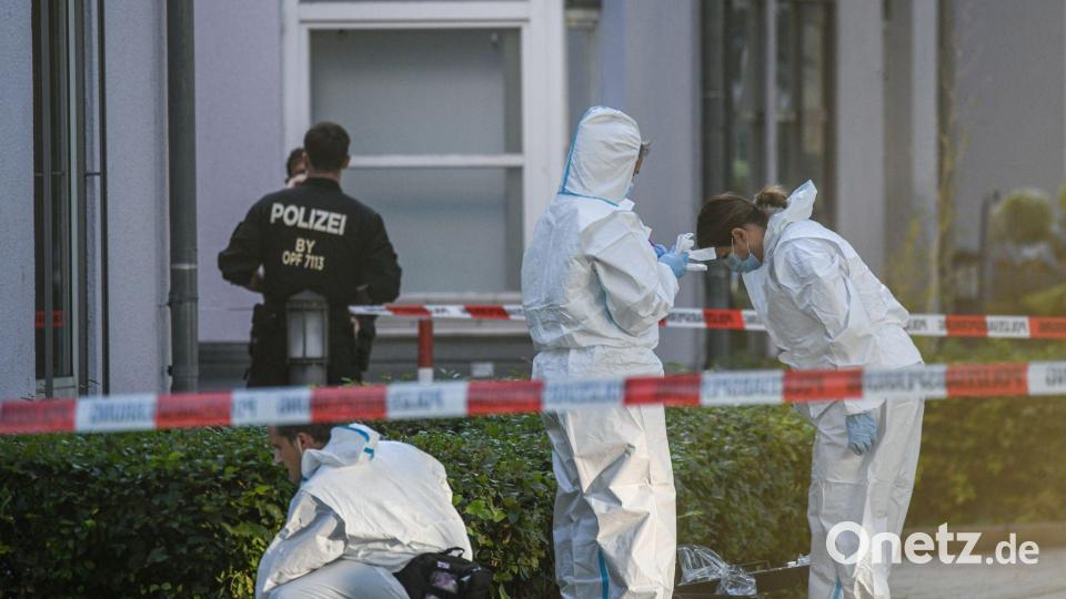 Die Spurensicherung ist im Einsatz. Bei einem Messerangriff in einer Bankfiliale in Regensburg ist ein Mann ums Leben gekommen. Bild: Jason Tschepljakow/dpa
