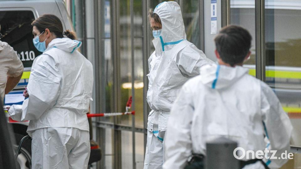 Nach Abschluss des Einsatzes war die Spurensicherung am Tatort unterwegs. Bild: Jason Tschepljakow/dpa
