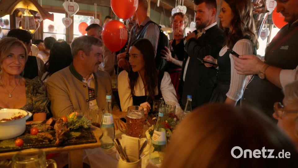 Vater und Tochter gemeinsam auf der Wiesn. Bild: Joyn/dpa