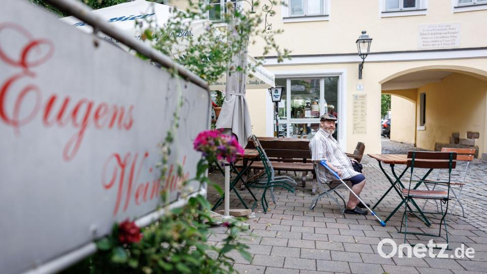Der junge Mann sei ihm aufgefallen, weil er vor seinem Lokal hin- und hergelaufen sei, sagt der 69-Jährige. Bild: Daniel Karmann/dpa