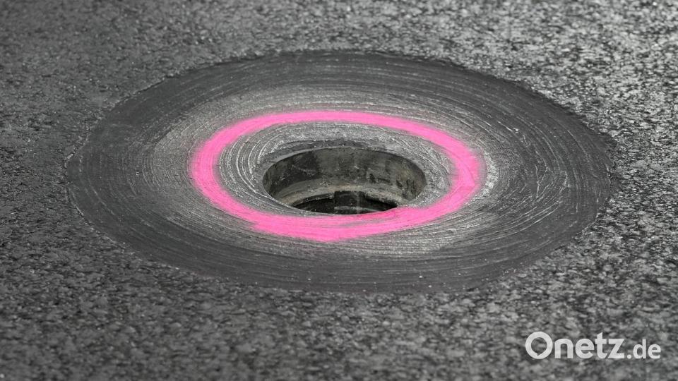 Alle Abdeckungen der Wasserschächte auf der gesamten Strecke mussten damals überprüft werden. (Archivbild) Bild: Nick Didlick/AP