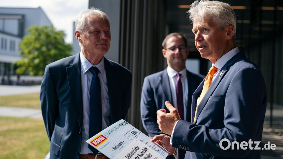 Hochschulpräsident Prof. Dr. Clemens Bulitta (rechts) tauscht sich bei der Spendenübergabe unter anderem mit dem Niederlassungsleiter von Norma in Regenstauf, Anton Gleixner (links), zum dualen Studium an der OTH Amberg-Weiden aus. Bild: Jolanda Selting/ OTH Amberg-Weiden