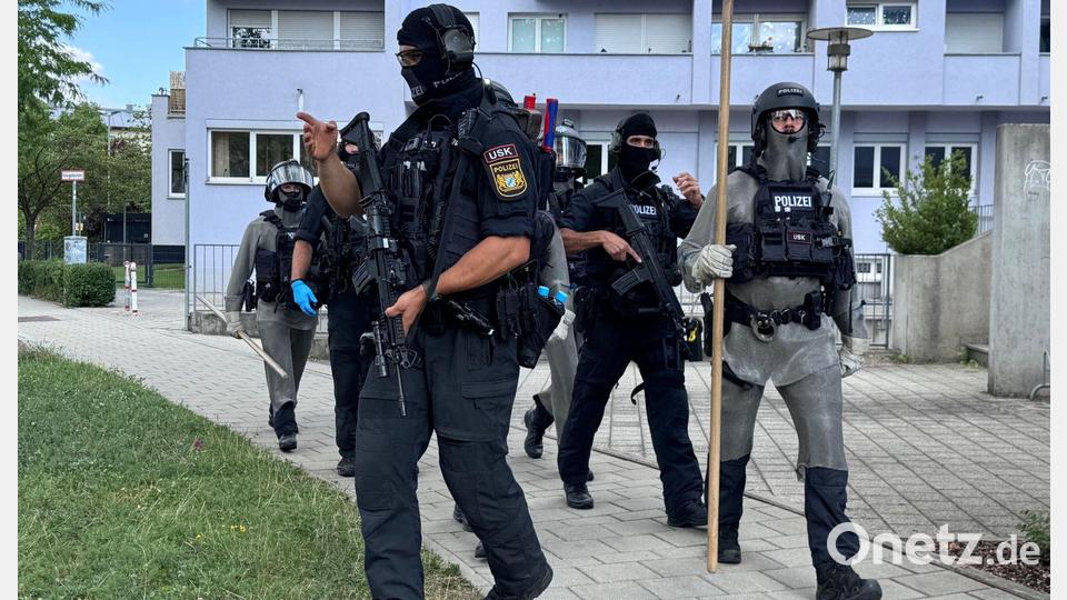 Die Polizei war mit vielen Kräften vor Ort. Bild: -/RGB Medienwerkstatt/dpa