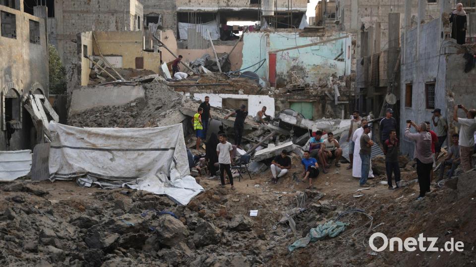 Zerstörung in al-Maghazi: Palästinenser begutachten Schäden nach Luftangriff Bild: Abdel Kareem Hana/AP/dpa