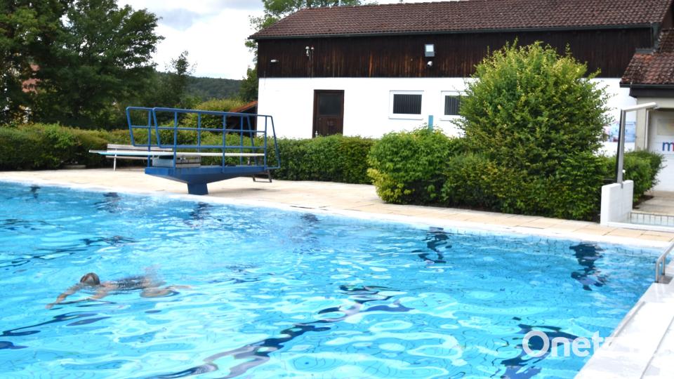 Das Herzstück des Freibads in Illschwang ist das Gebäude unmittelbar am Schwimmerbecken. Es beinhaltet die Technik für den Badebetrieb, die dringend sanierungsbedürftig ist. Bild: Norbert Weis