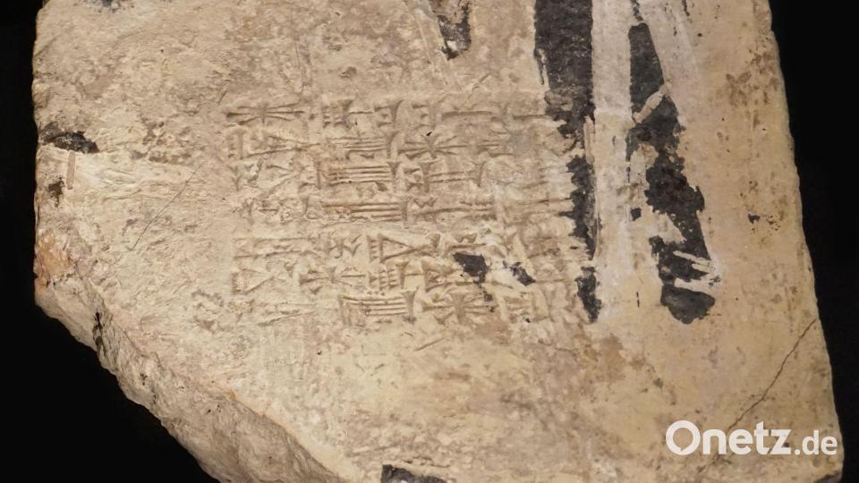 Ein Ziegelstein mit der Inschrift „Nebukadnezar, König von Babel“ aus dem Umfeld des Turms zu Babel (Etemenanki) aus Babylon. Er wird in das 6. Jahrhundert vor Christus datiert. (Handout) Bild: -/Bibelmuseum Münster/dpa