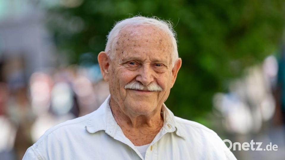 Bruno Schmaus freut sich, den Kriminellen ein Schnippchen geschlagen zu haben. Bild: Lennart Preiss/dpa