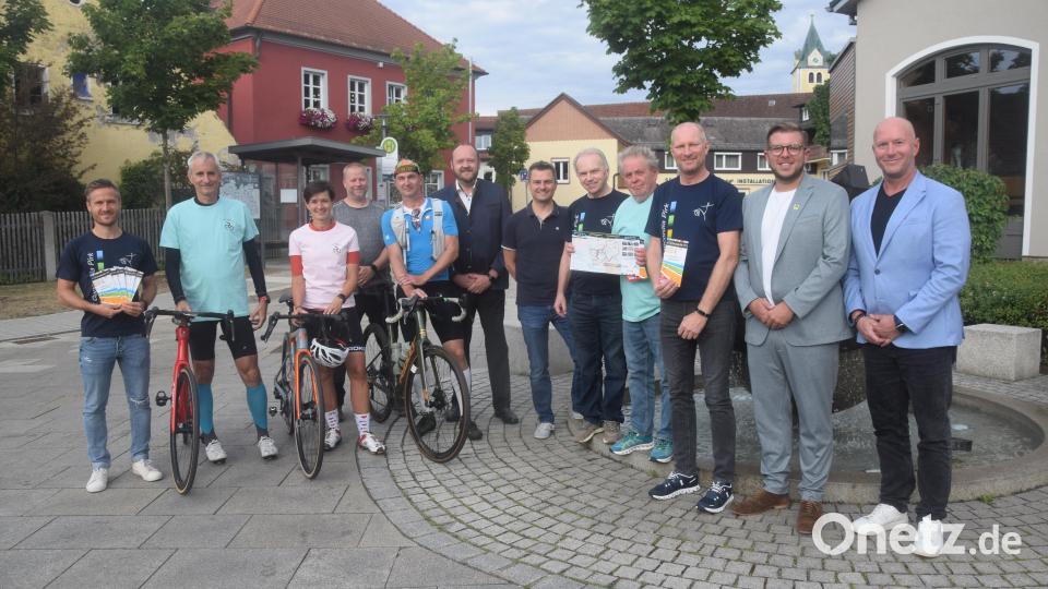 Standesgemäß mit dem Renner kamen die Vertreter des Cykloklub Tachov mit Bürgermeister Petr Vrana (rechts). Vor dem Rathaus empfingen die Verantwortlichen der Pirker Concordia mit Bürgermeister Michael Meiler und Landrat Andreas Meier die Delegation aus dem Nachbarland. Bild: Ernst Frischholz