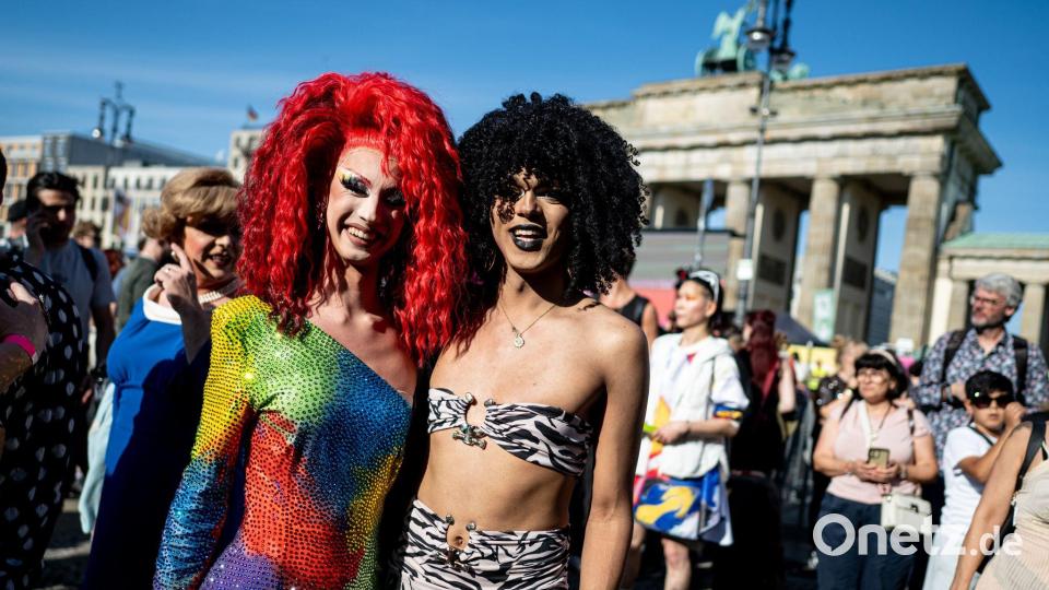 Der Drag March führte vom U-Bahnhof Bundestag zum Brandenburger Tor. Bild: Fabian Sommer/dpa