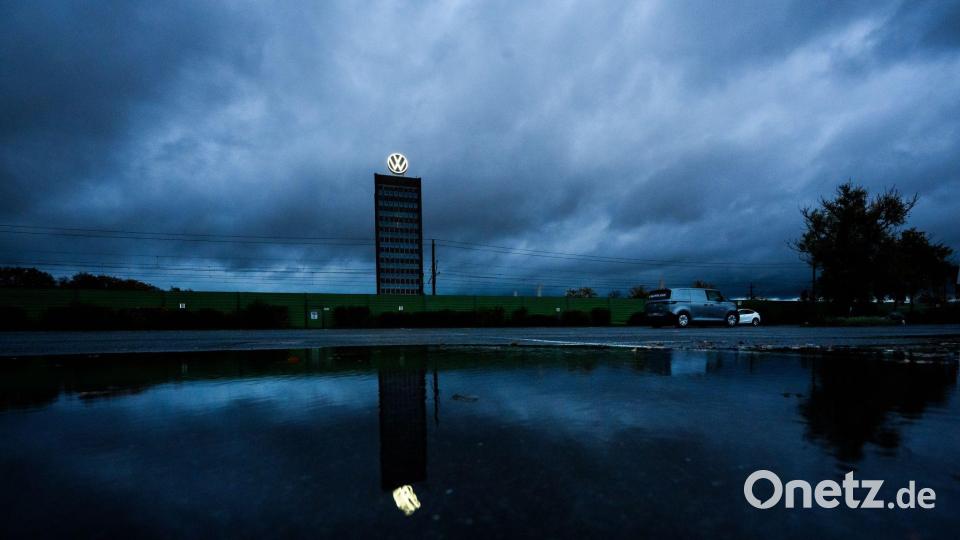 Düstere Wolken über Wolfsburg: Bereits zum zehnten Mal in Folge bricht der Quartalsgewinn ein. (Archivbild) Bild: Julian Stratenschulte/dpa