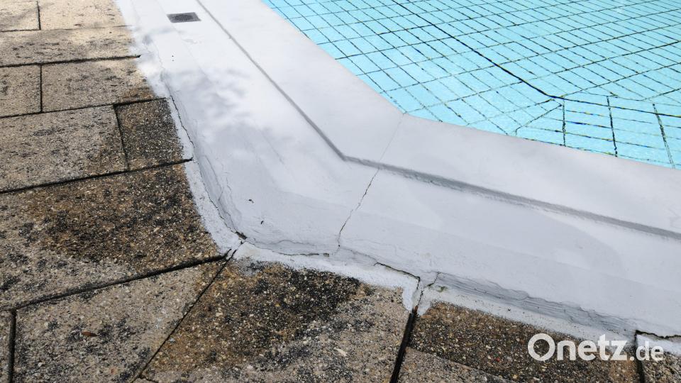 Ein Blick auf das raue Pflaster, das leicht zu Verletzungen führen kann, an der Überlaufrinne. Die ist an beiden Becken teilweise undicht, was zu Wasserverlust führt. Bild: Norbert Weis