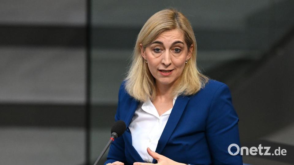 Für Gesundheitsministerin Nina Warken steht ein Jobwechsel an. (Archivbild) Bild: Elisa Schu/dpa