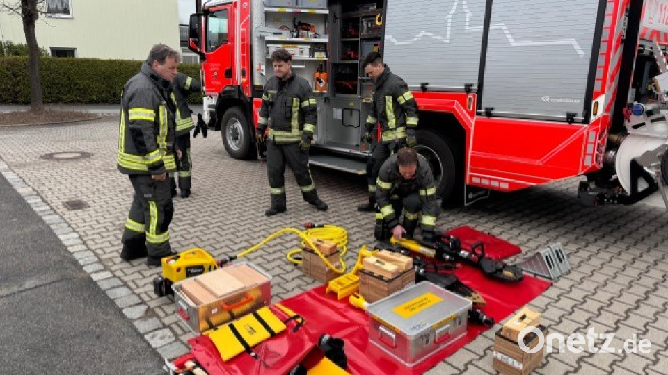 Kameraden der Freiwilligen Feuerwehr Neunkirchen machen sich mit dem neuen Einsatzfahrzeug und mit dessen Ausstattung vertraut. Bild: Jakob Grajer
