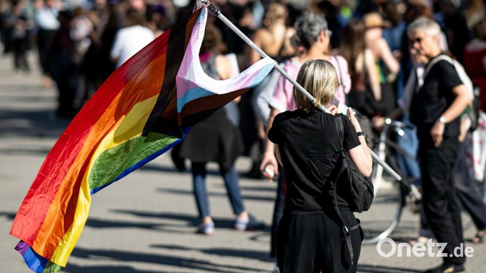 Der Dyke* March, die Demo für lesbische Sichtbarkeit, findet jährlich vor dem CSD in Berlin statt. Bild: Fabian Sommer/dpa