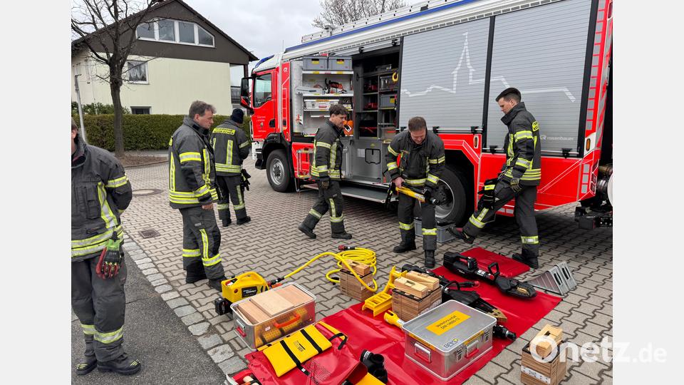 Erstmals erhält die Feuerwehr Neunkirchen ein neues Hilfeleistungslöschgruppenfahrzeug, hier im Hintergrund zu sehen mit einem Teil der Silhouette Neunkirchens. Mit den Gerätschaften davor machten sich die Maschinisten intensiv vertraut. Bild: Jakob Grajer
