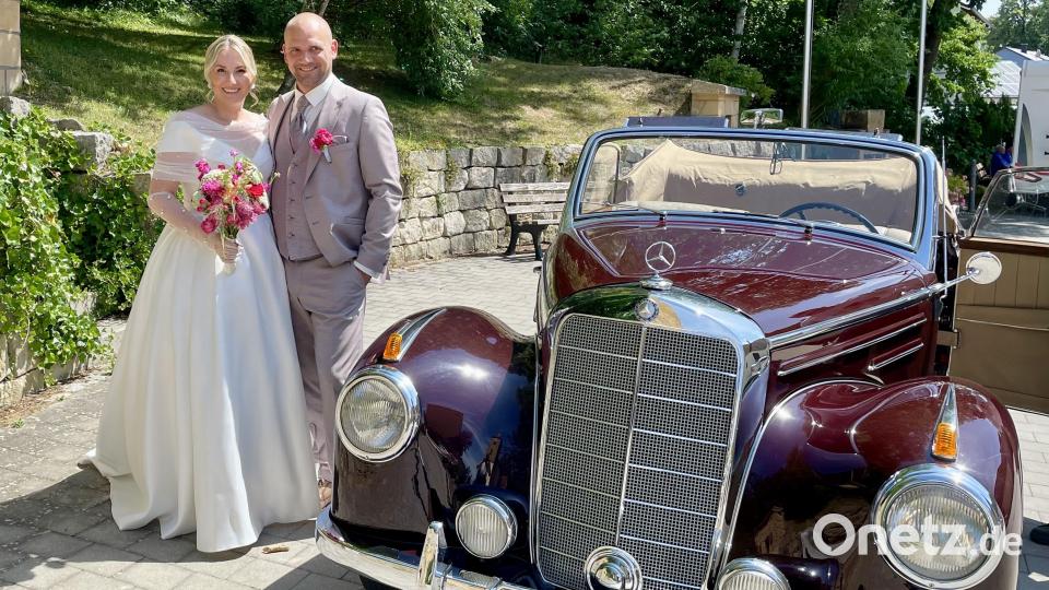 Die Hochzeit des Jahres in Seugast: Im stilvollen Mercedes-Oldtimer wurde das Brautpaar zur Kirche St. Marien gefahren. Bild: Gerhard Krones