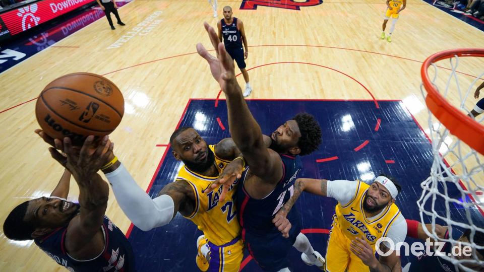 James und Embiid (beide Mitte) sind jetzt Teamkollegen. (Archivbild) Bild: Matt Slocum/AP/dpa