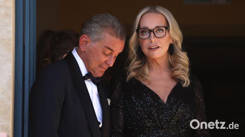 Katharina Wagner und Michel Friedman stehen vor dem Start der Festspiele am Königsportal. Bild: Karl-Josef Hildenbrand/dpa