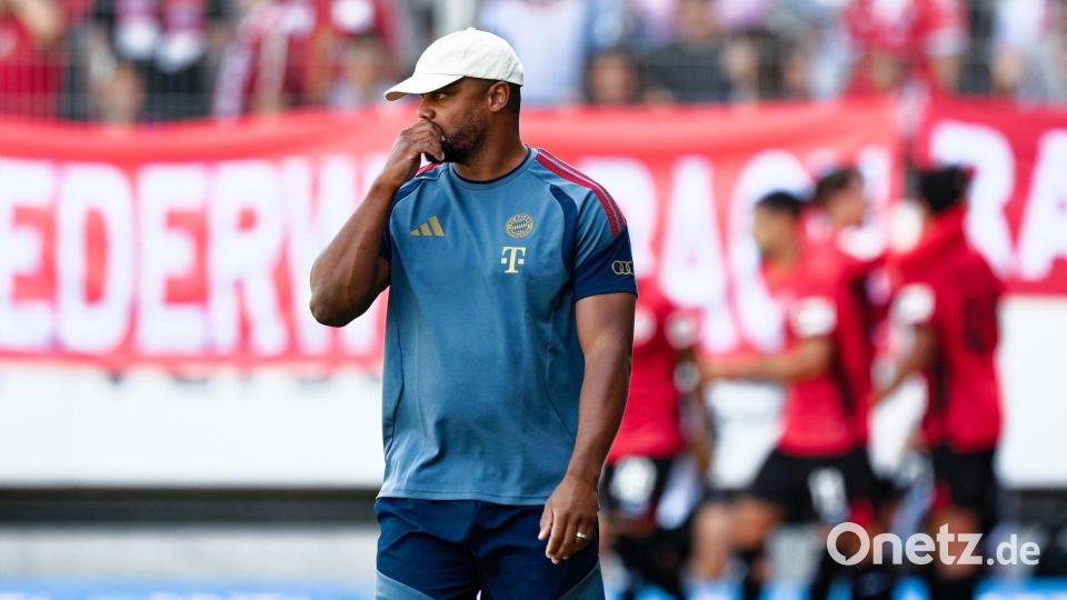 Setzte auf eine junge Startelf: Bayern-Trainer Vincent Kompany Bild: Uwe Anspach/dpa
