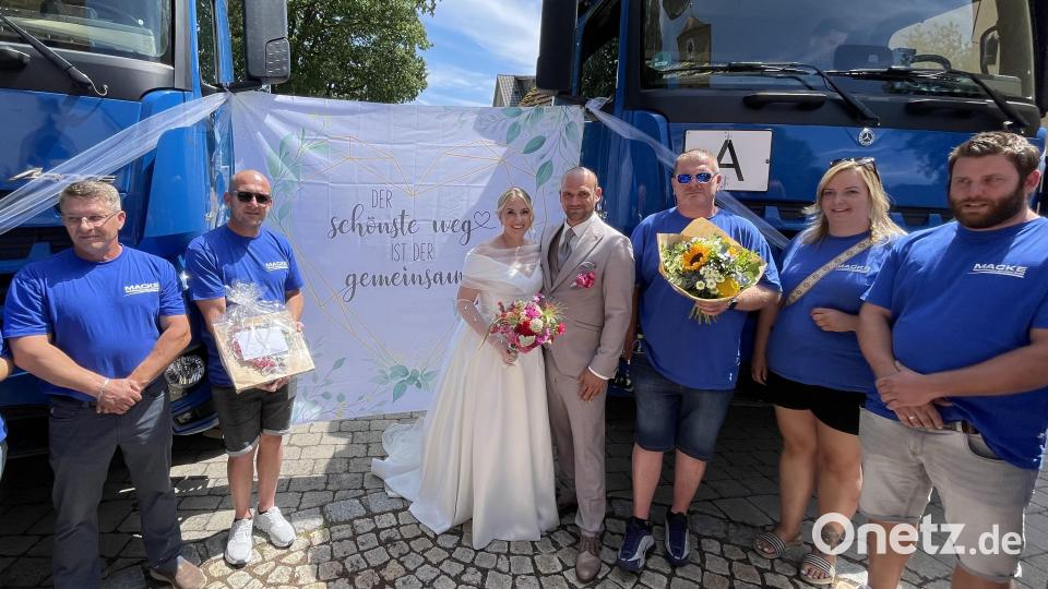 Mit lautem Gehupe, Geschenken und Glückwünschen halfen die Mitarbeiter der Firme Macke dem Brautpaar durch ein Herz, das Judith und Markus ausschneiden mussten, auf den gemeinsamen Weg ins Glück. Bild: Gerhard Krones