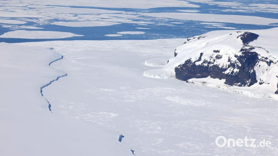 Rechts die Coulman-Insel, links der Eisberg, der sich auf dem Meeresboden festgesetzt hat. Der Eisberg könnte den Bruterfolg in einer der größten Kolonien der Welt deutlich beeinträchtigt haben. Bild: ---/Myeongho Seo/dpa