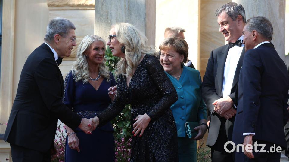 Das ist neu: Katharina Wagner begrüßt die Gäste vor dem Portal. Bild: Karl-Josef Hildenbrand/dpa