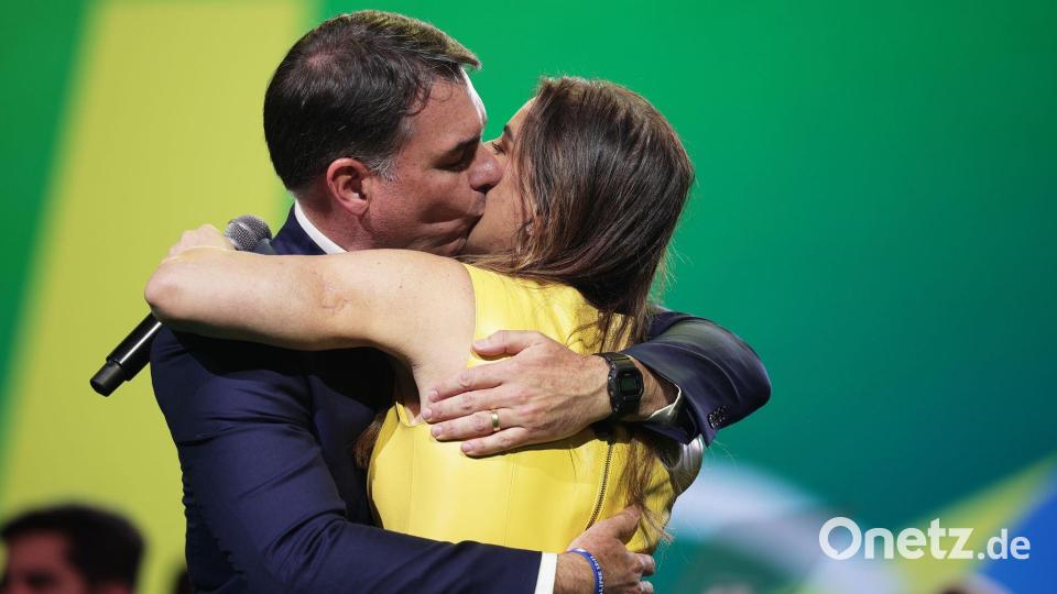 Flávio Bolsonaro küsst seine Frau Fernanda während des Parteitags der Liberalen Partei. Bild: Ettore Chiereguini/AP/dpa