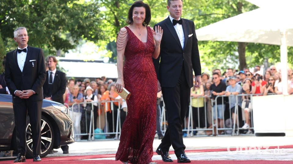 Bundesforschungsministerin Dorothee Bär läuft über den roten Teppich von Bayreuth. Bild: Karl-Josef Hildenbrand/dpa
