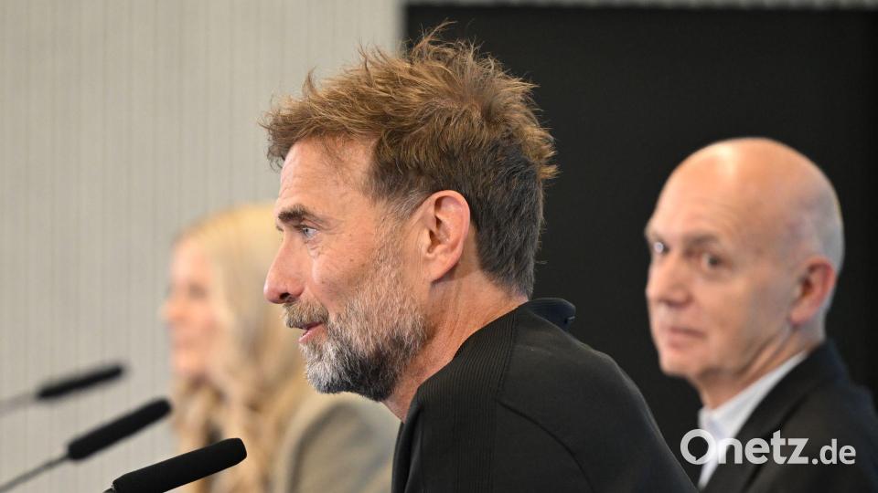 Jürgen Klopp (Mitte) bei seiner Vorstellung als neuer Bundestrainer. Bild: Florian Wiegand/dpa