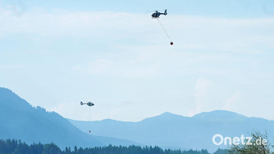 Hubschrauber bringen Löschwasser zu einem Wald- und Moorbrand. (Archivbild) Bild: Uwe Lein/dpa