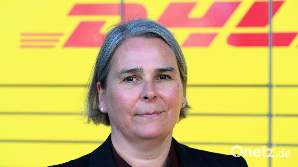 DHL-Vorstandsmitglied Nicola Hagleitner möchte schwere Pakete nur noch von zwei Leuten zustellen lassen. (Archivbild) Bild: Wolf von Dewitz/dpa