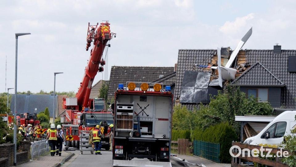 Polizei und Feuerwehr waren mit vielen Kräften vor Ort. Bild: Jörn Hüneke/dpa