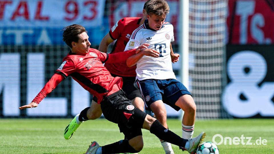 Schenkten einander nichts: Wiesbadens Max Brandt im Duell mit Bayern-Talent Simon Schaff. Bild: Uwe Anspach/dpa