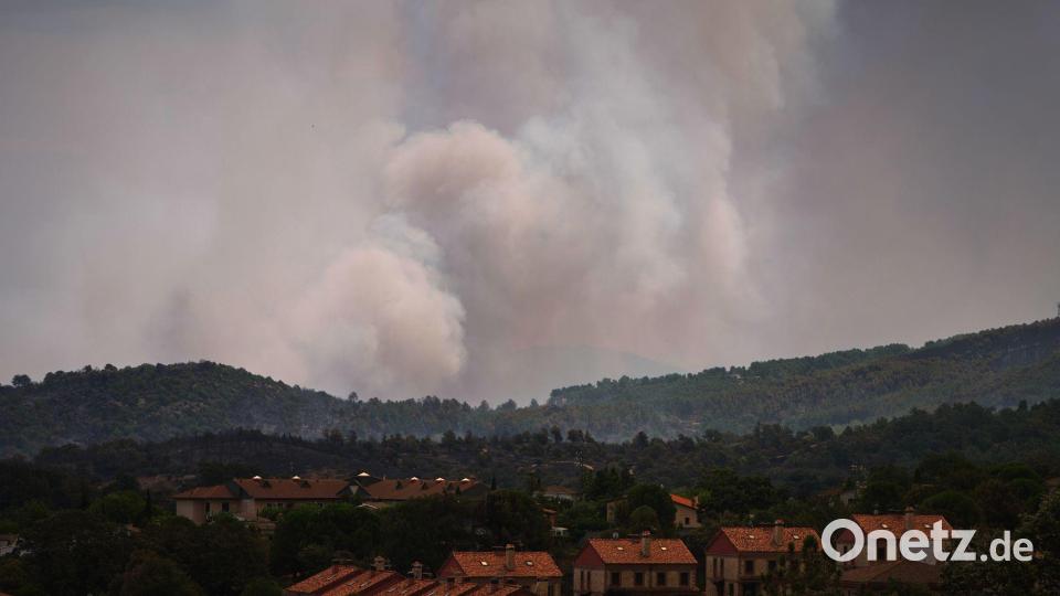 Rauch steigt über dem Waldbrand in der Nähe von El Tiemblo in der Provinz Madrid auf. Bild: Manu Fernandez/AP/dpa