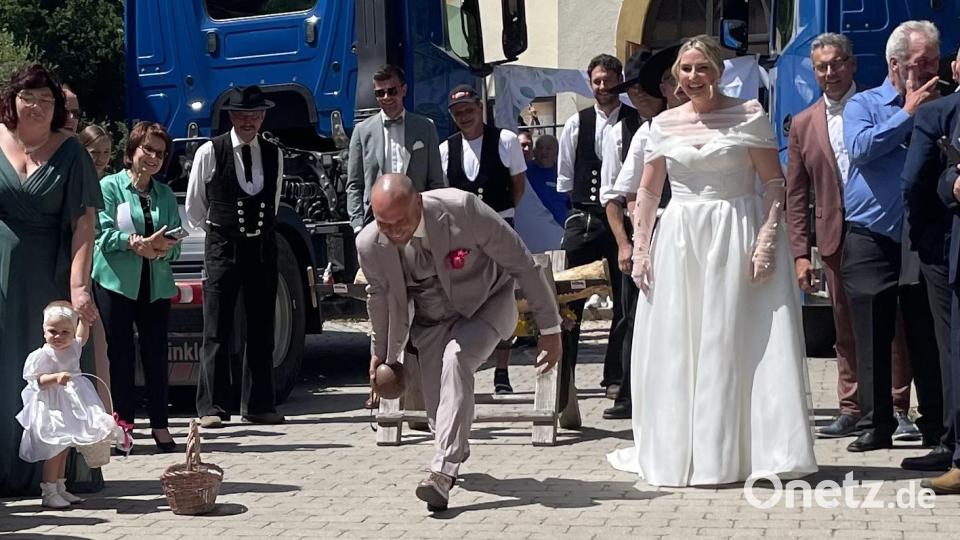 Beim Kegeln räumte die Braut nahezu komplett ab. Der Bräutigam hielt sich mit seinem Ergebnis als Kavalier etwas zurück. Bild: Gerhard Krones